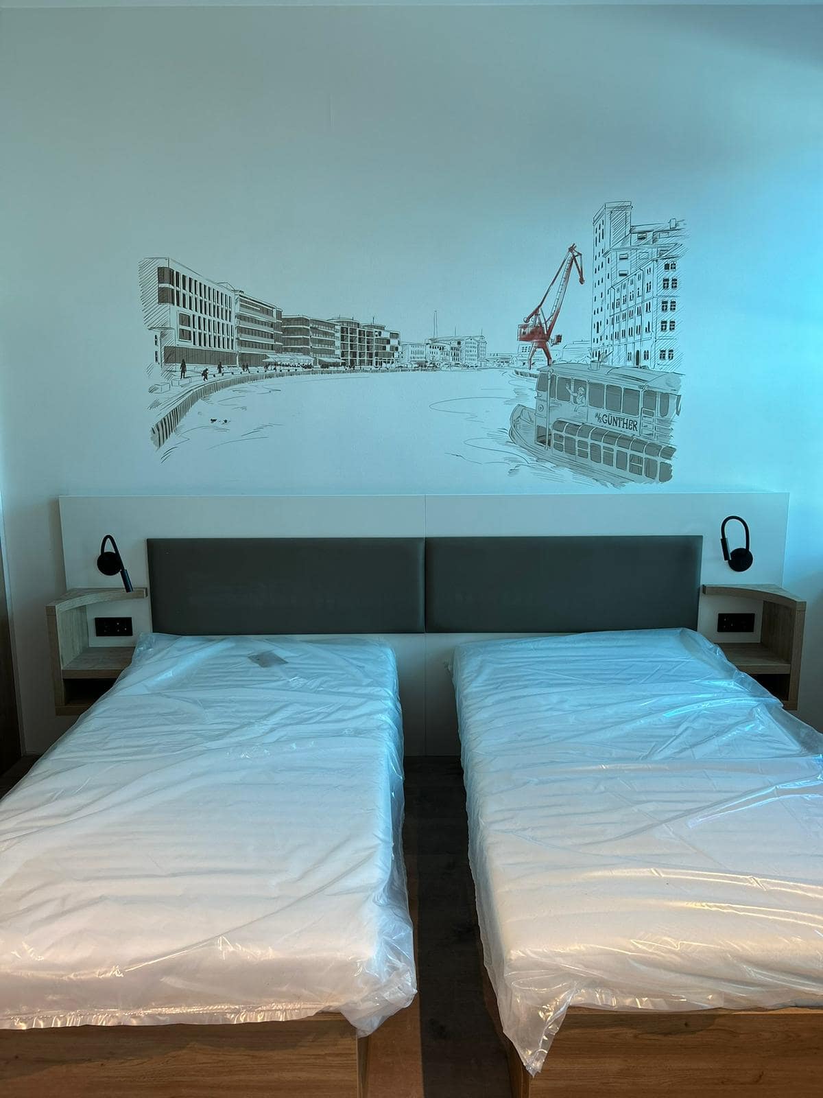 Wanddruck über dem Bett in einem Hotelzimmer