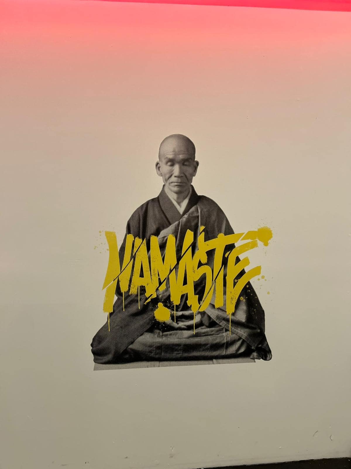 Wanddruck mit Namaste-Motiv in einem Studio