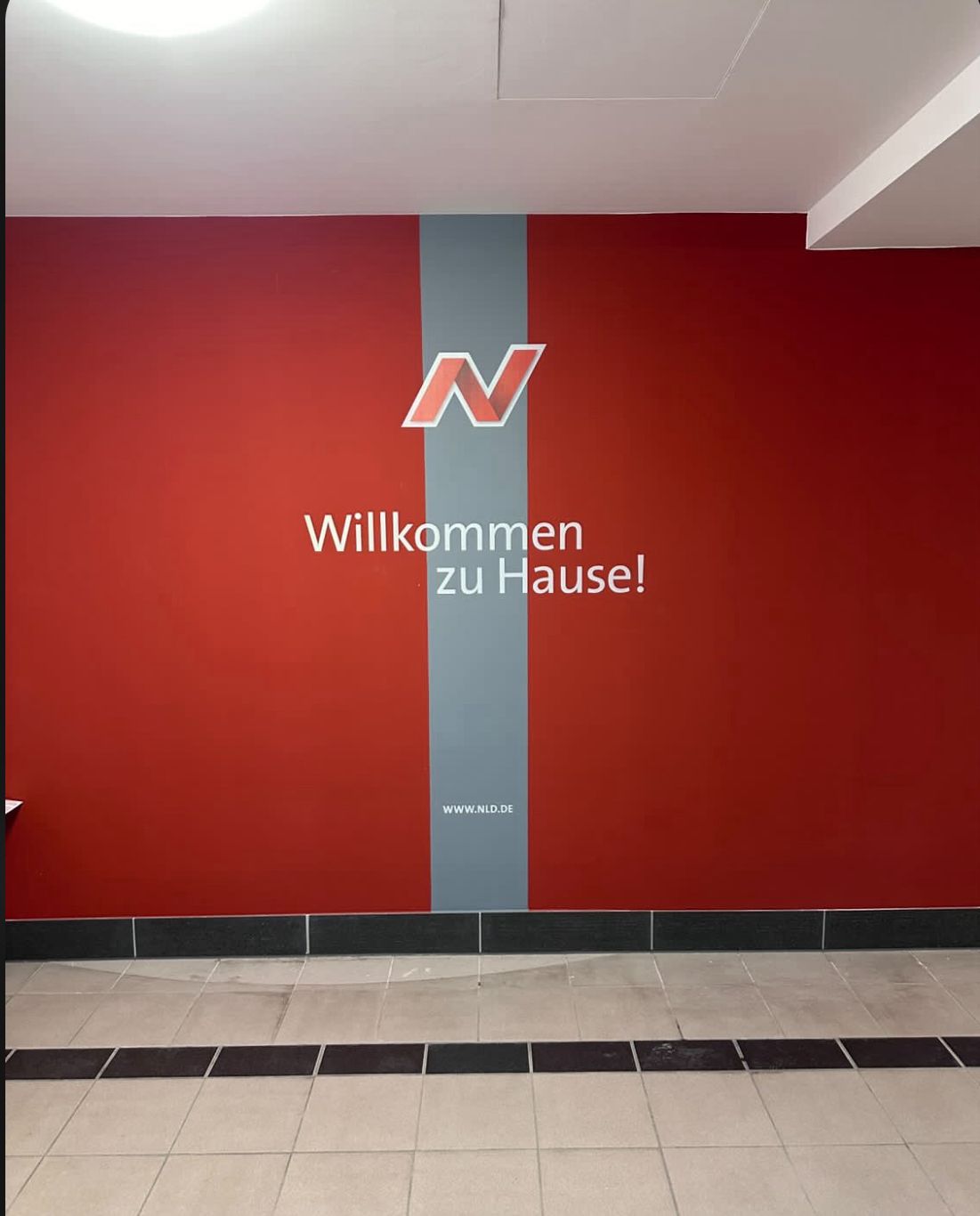 Vollflächiger Wanddruck in einem Innenraum